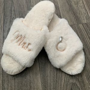 Dearfoams MRS slippers! Perfect for a bride! Size 7-8